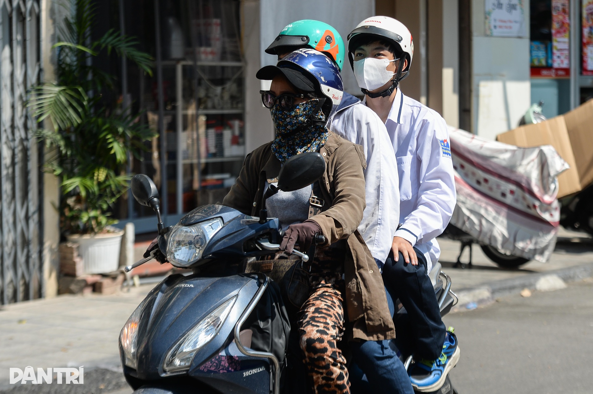 Nhan nhản học sinh, sinh viên vi phạm luật giao thông ở Hà Nội - 8 Nhan nhản học sinh, sinh viên vi phạm luật giao thông ở Hà Nội - 8