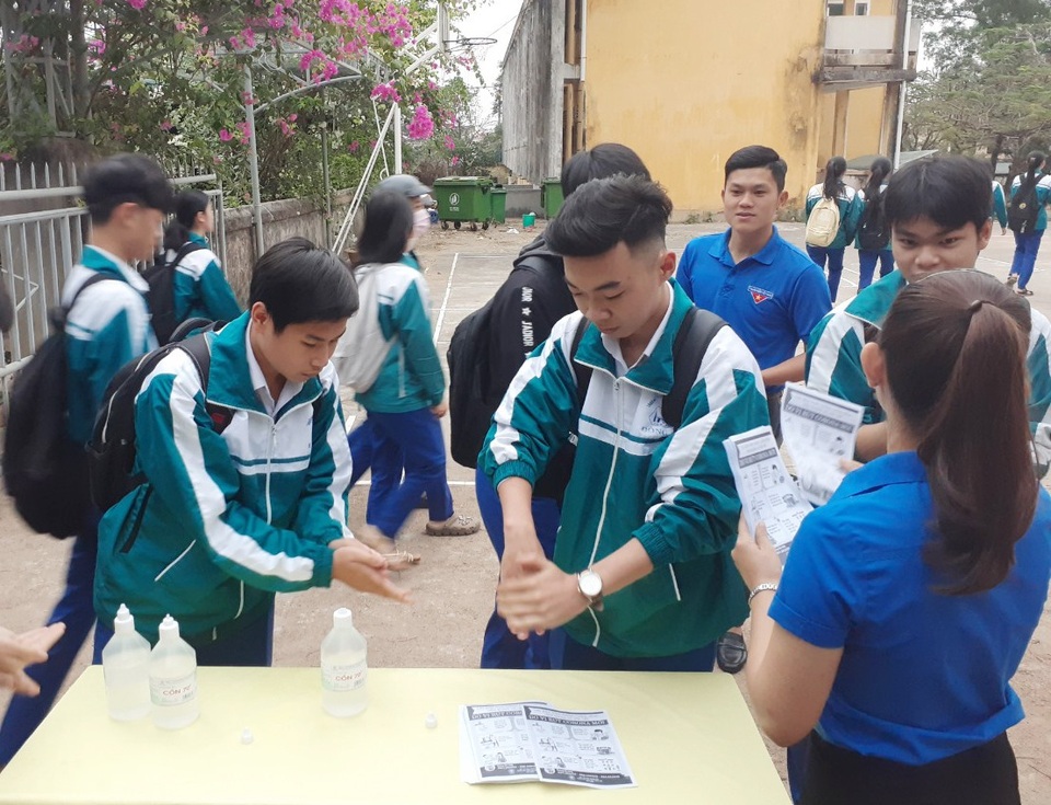 Quảng Trị: Học sinh được đo thân nhiệt, rửa tay sát khuẩn trước khi vào lớp - 2 Quảng Trị: Học sinh được đo thân nhiệt, rửa tay sát khuẩn trước khi vào lớp - 2