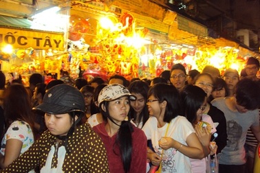 Nhộn nhịp phố đèn lồng đêm Trung thu