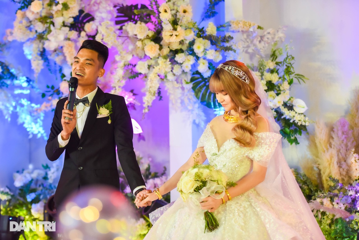 Đám cưới Mạc Văn Khoa: NSND Tự Long về dự, cô dâu đeo vàng trĩu cổ - 15 Đám cưới Mạc Văn Khoa: NSND Tự Long về dự, cô dâu đeo vàng trĩu cổ - 15