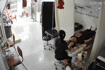 Chú chó ở TPHCM gây sốt vì biết lấy hàng cho chủ khi được gọi tên