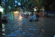 Đường ngập sâu gần 1m, người Sài Gòn vật vã "bơi" về nhà