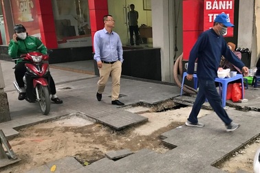 Vỉa hè lát đá siêu bền ở Hà Nội, vì sao phải "vá"?