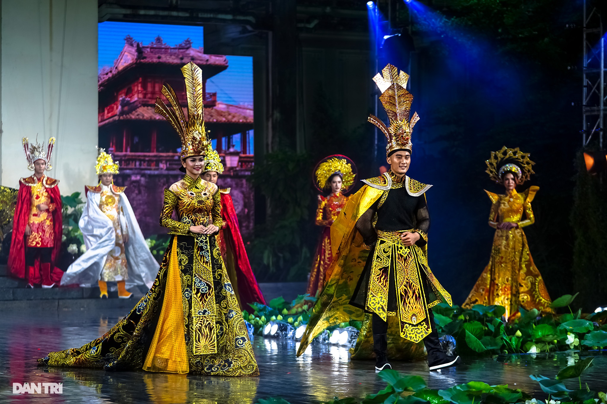 Khác lạ hình ảnh phố đi bộ, chợ Bến Thành, Thủ Thiêm… trên tà áo dài - 19