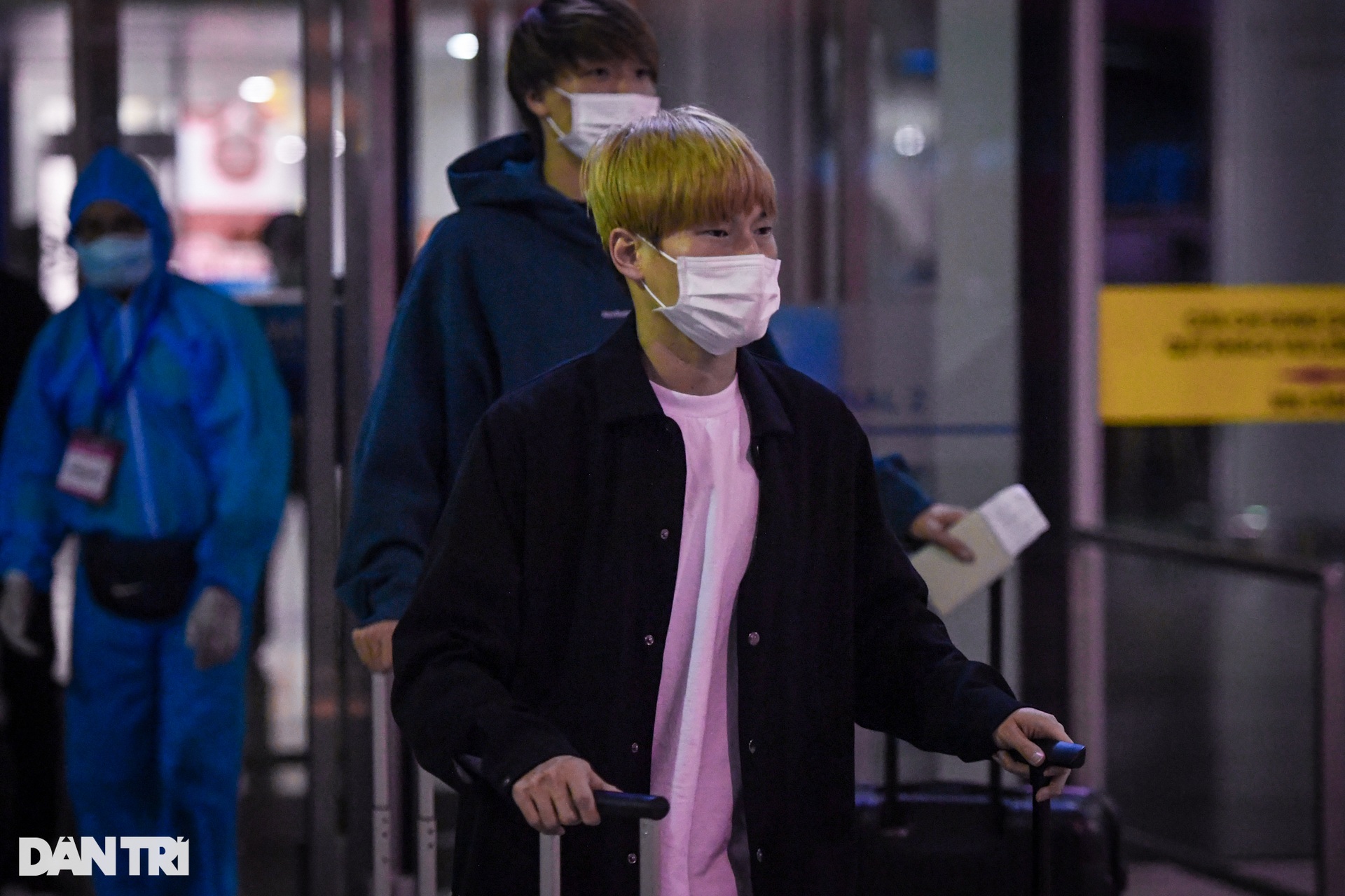 Takumi Minamino vẫy tay chào người hâm mộ khi đặt chân tới Việt Nam - 12 Takumi Minamino vẫy tay chào người hâm mộ khi đặt chân tới Việt Nam - 12