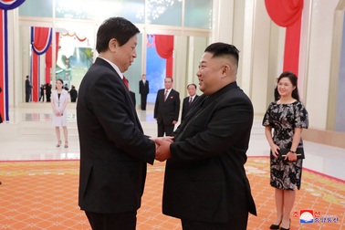 Sự đón tiếp hiếm có của ông Kim Jong-un dành cho quan chức Trung Quốc