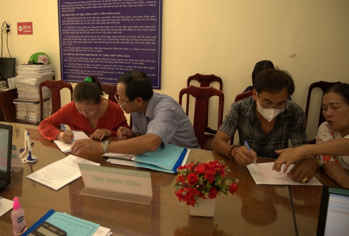 Bà Lê Thị Thu Tài ký hồ sơ nhận 30 triệu vốn vay giải quyết việc làm