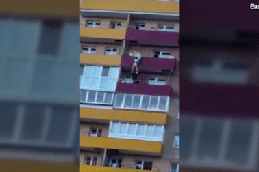 Người hùng đỡ thiếu nữ rơi từ tầng 14 chung cư