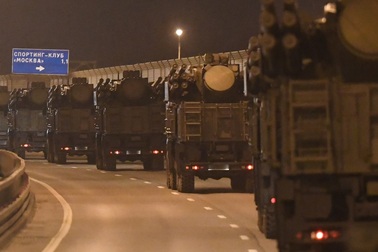 Xe quân sự Nga rầm rập đổ về Moscow