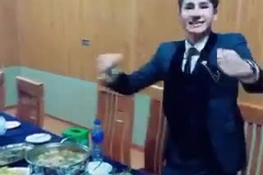 Nam ca sĩ Chu Bin phấn khích trước thành tích của đội nhà