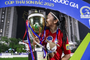 Huỳnh Như cùng đồng đội ăn mừng chức vô địch Quốc gia nữ