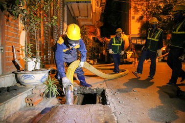 Xuyên đêm nạo vét bùn quanh nhà máy Rạng Đông