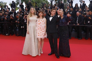 Angelina Jolie đẹp dịu dàng như nàng thơ tại LHP Cannes 2025 - 6