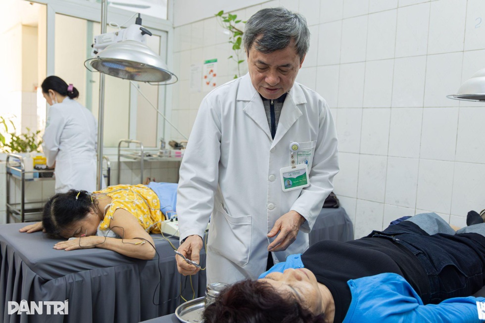 Kết hợp Đông Tây Y, Bệnh viện Châm cứu Trung ương nâng cao hiệu quả điều trị - 5