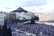 Dân Hy Lạp ồ ạt rút tiền khỏi ngân hàng