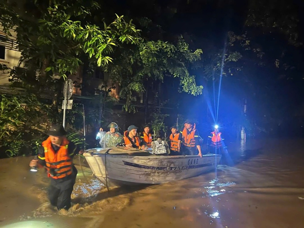 Người dân thành phố Yên Bái chạy lũ trong đêm - 1 Người dân thành phố Yên Bái chạy lũ trong đêm - 1