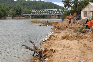 Dân bức xúc cát tặc, tỉnh dừng cấp phép khai thác cát