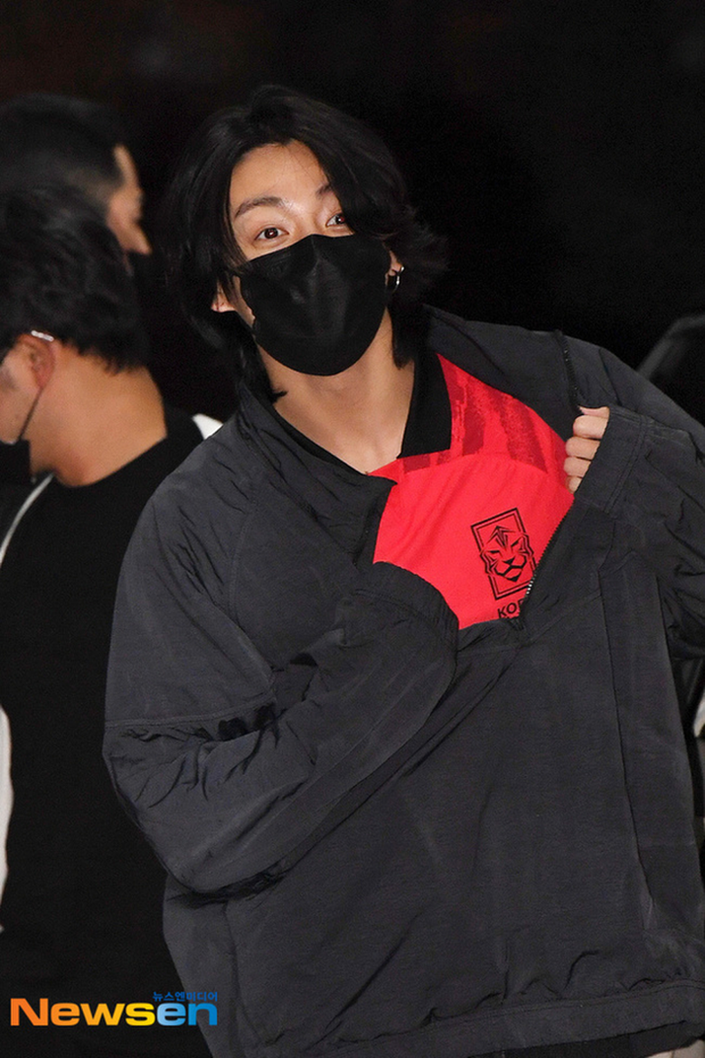 Jungkook (BTS) về nước sau màn trình diễn gây sốt tại World Cup 2022 - 1 Jungkook (BTS) về nước sau màn trình diễn gây sốt tại World Cup 2022 - 1