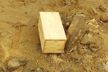 Xôn xao hình ảnh hòm gỗ trôi sông, bên trong chứa bùa ngải