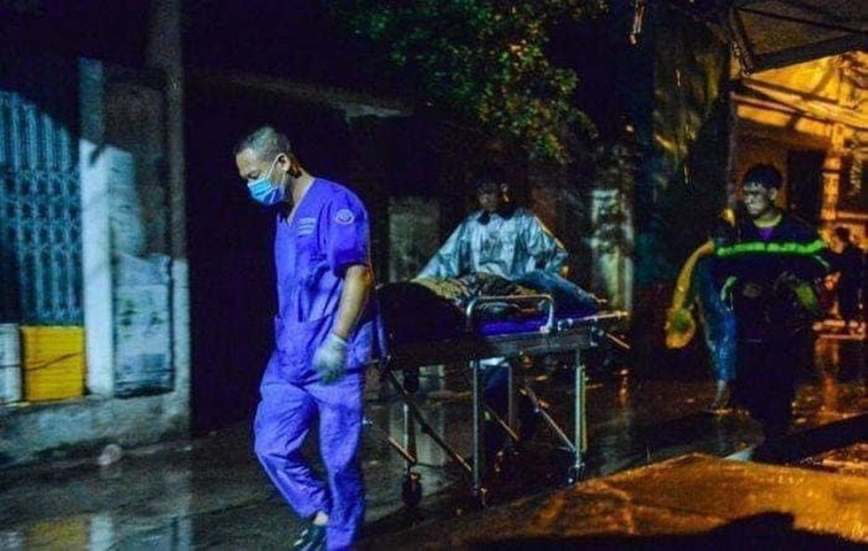 Cháy chung cư mini: Cay mắt tìm sự sống trên những chiếc cáng ám khói đen - 3