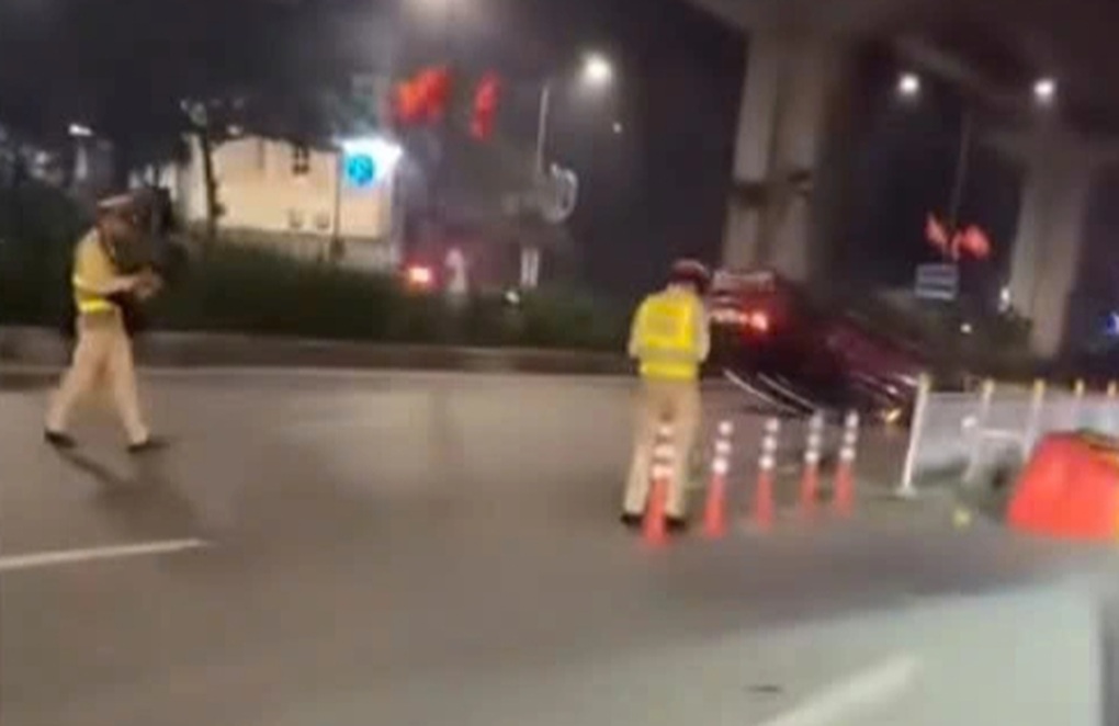 Ô tô phơi bụng giữa đường Hà Nội sau khi tự đâm vào dải phân cách - 2