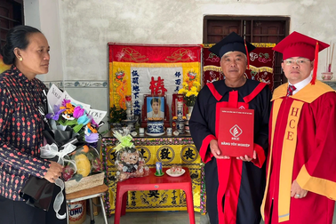 Nam sinh mất sau tai nạn, trường đến nhà trao bằng tốt nghiệp xuất sắc