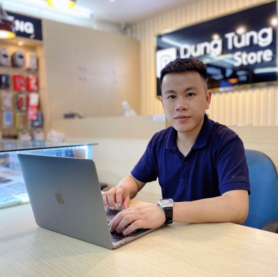 Ông chủ Phạm Thanh Tùng chia sẻ cách kiểm tra iPhone chính hãng nhanh chóng, an toàn tại Dung Tùng Store - 1 Ông chủ Phạm Thanh Tùng chia sẻ cách kiểm tra iPhone chính hãng nhanh chóng, an toàn tại Dung Tùng Store - 1