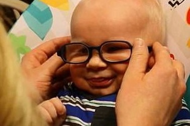 Phản ứng "siêu cute" của bé 3 tháng nhược thị lần đầu được đeo kính
