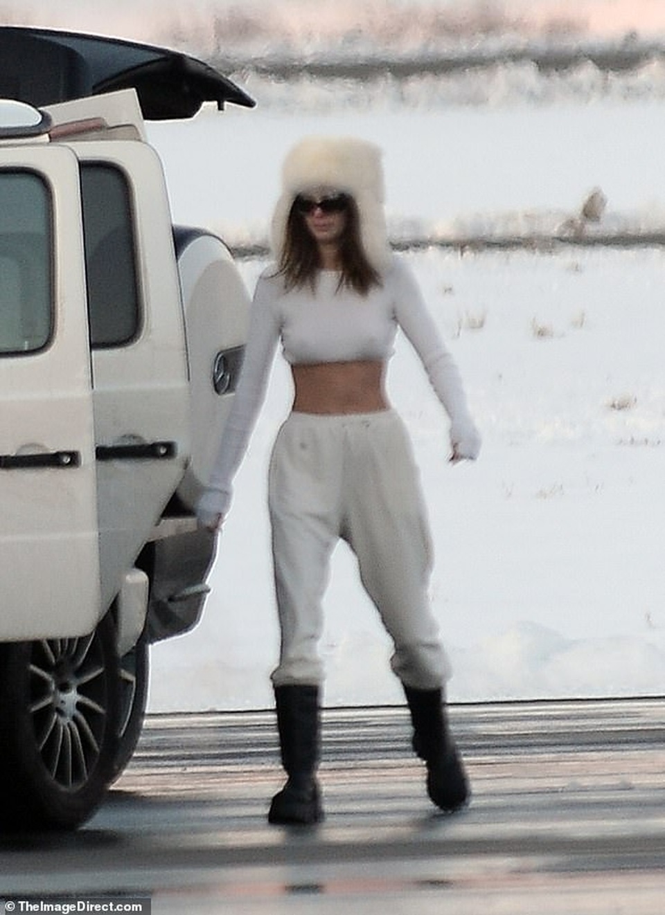 Kendall Jenner khoe eo thon giữa tuyết trắng - 1 Kendall Jenner khoe eo thon giữa tuyết trắng - 1