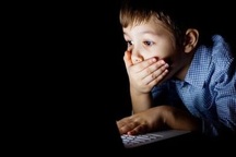 Cha mẹ có quyền kiểm soát điện thoại nhưng "bêu" con lên mạng là phạm luật!