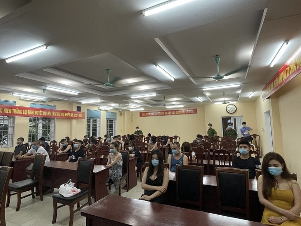 Bất chấp lệnh cấm, 25 người mở tiệc ma túy trong quán karaoke - 1 Bất chấp lệnh cấm, 25 người mở tiệc ma túy trong quán karaoke - 1