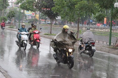 Miền Bắc mưa giông diện rộng, miền Trung nắng nóng 38 độ C