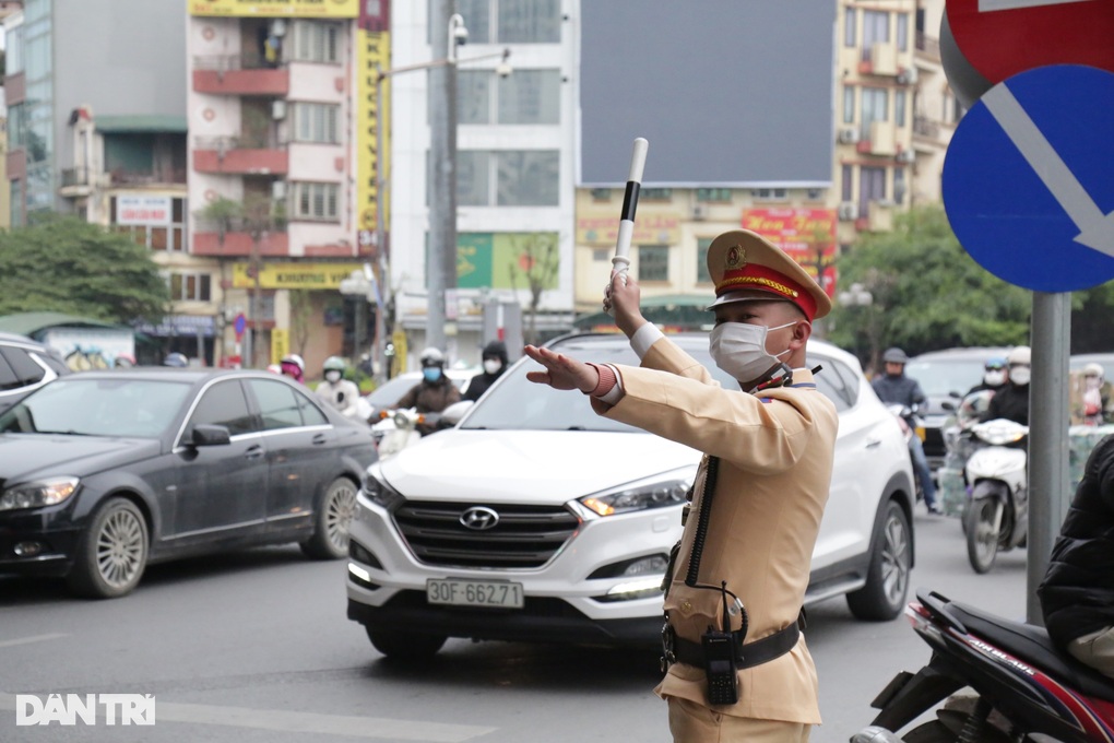 Cảnh sát giao thông Hà Nội căng mình phân luồng ngày cận Tết - 3 Cảnh sát giao thông Hà Nội căng mình phân luồng ngày cận Tết - 3