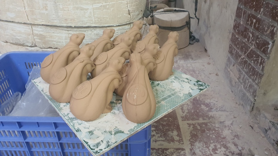 Chuột dát vàng tiền triệu, gần Tết làm mỏi tay vẫn không đủ hàng - 6 Chuột dát vàng tiền triệu, gần Tết làm mỏi tay vẫn không đủ hàng - 6