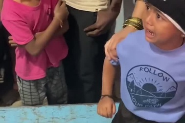 Phản ứng đáng thương của em bé khi bị người bán kem trêu đùa