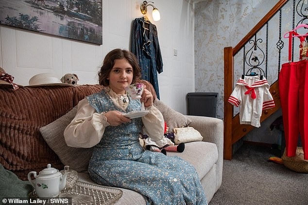 View - Cô bé ăn vận "như bà già" đi học, bất chấp việc bị bạn bè trêu chọc | Báo Dân trí