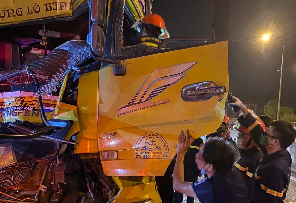 Cảnh sát phá cabin giải cứu 2 người mắc kẹt sau vụ tai nạn - 2 Cảnh sát phá cabin giải cứu 2 người mắc kẹt sau vụ tai nạn - 2