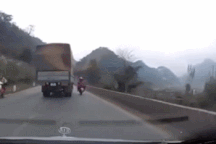 Kinh hãi tình huống xe tải cố tình tạt đầu, gây tai nạn cho người đi xe máy