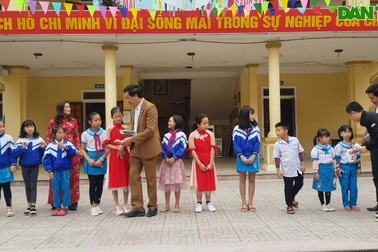 Phát khẩu trang miễn phí cho học sinh Trường Tiểu học Đông Vĩnh