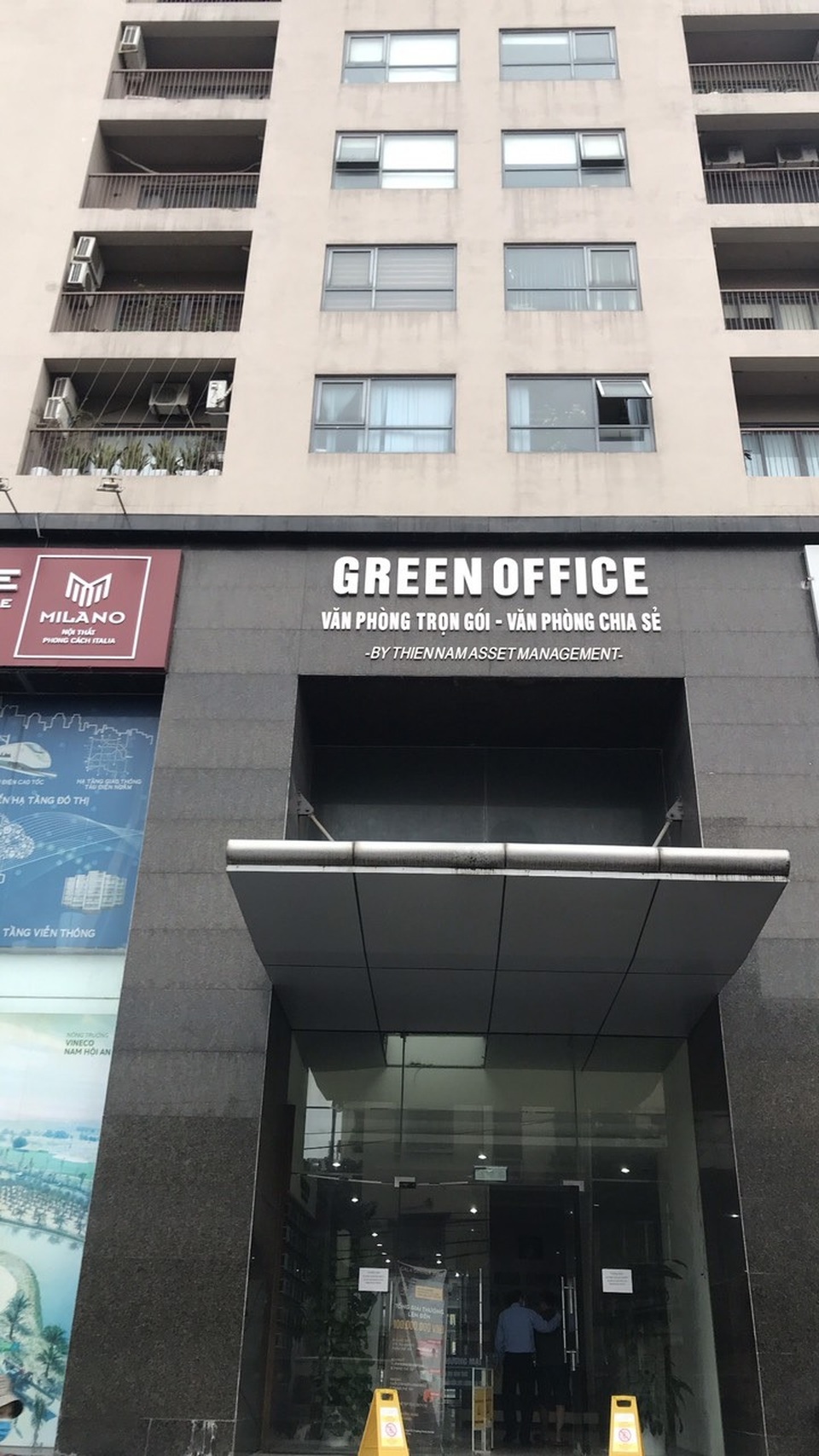 Đang ngồi làm việc, giám đốc và nhân viên rơi từ tầng 2 xuống sảnh chung cư - 3 Đang ngồi làm việc, giám đốc và nhân viên rơi từ tầng 2 xuống sảnh chung cư - 3