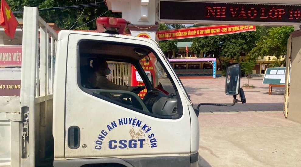 CSGT dùng xe chuyên dụng đưa thí sinh bị hỏng xe kịp đến điểm thi đúng giờ - 2 CSGT dùng xe chuyên dụng đưa thí sinh bị hỏng xe kịp đến điểm thi đúng giờ - 2
