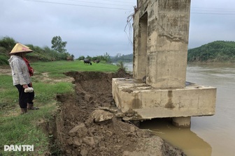 Trụ cầu treo bị nước lũ khoét sâu, người dân nơm nớp lo mất an toàn