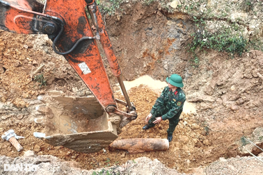 Phát hiện quả bom còn nguyên ngòi nổ trong lúc đào vườn