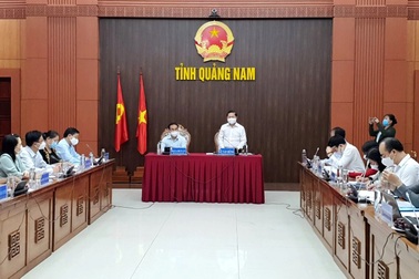 Biểu dương cán bộ làm việc không ngày nghỉ để tiền hỗ trợ tới tay người dân