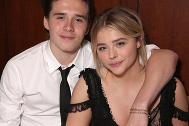 Cậu cả nhà Becks và bạn gái “dính nhau như sam”