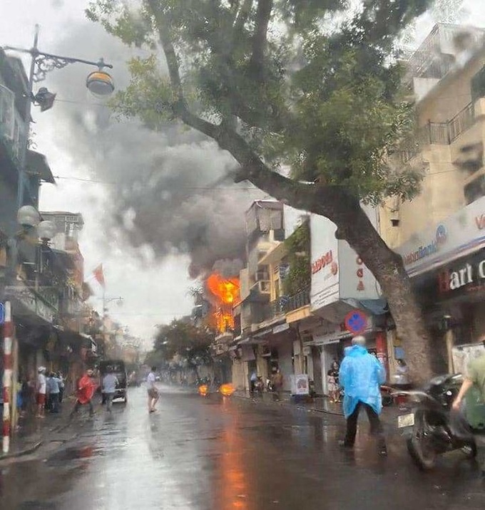 Hà Nội: Cháy nhà trong phố cổ, ở tầng 1 vẫn có người dân đứng "ngơ ngác" - Ảnh 1. Hà Nội: Cháy nhà trong phố cổ, ở tầng 1 vẫn có người dân đứng "ngơ ngác" - Ảnh 1.