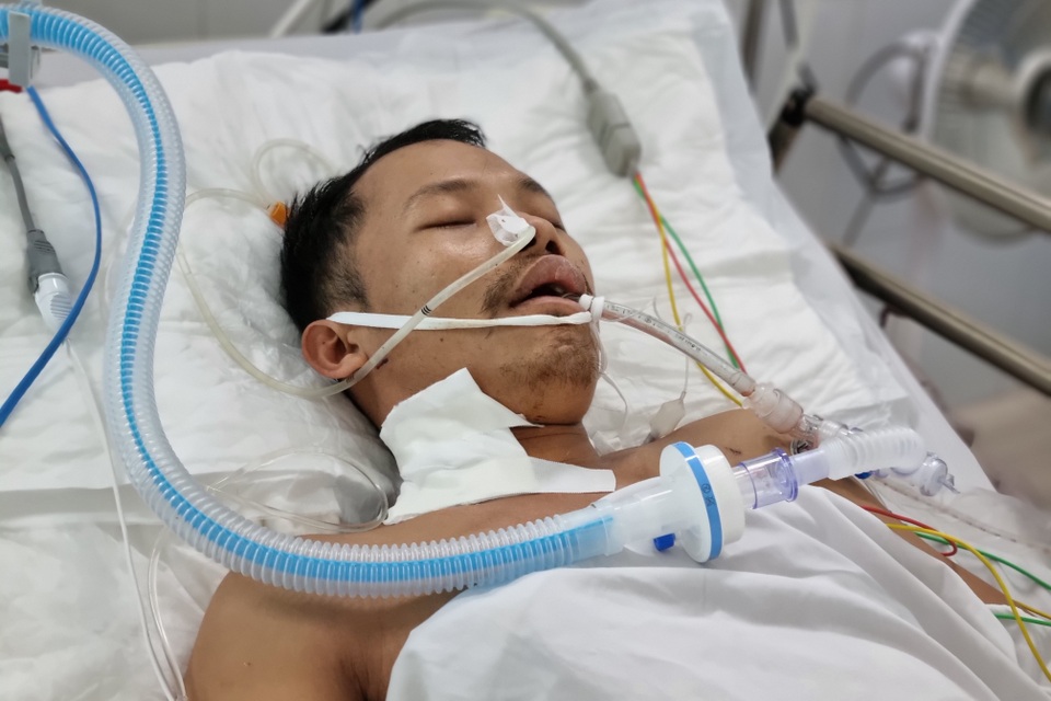 Nhói lòng cảnh cha mẹ nghèo cầu xin sự sống cho con trai ngày đầu xuân - 2 Nhói lòng cảnh cha mẹ nghèo cầu xin sự sống cho con trai ngày đầu xuân - 2