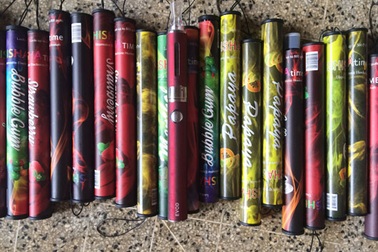 Giật mình cảnh học sinh hút shisha trong trường học