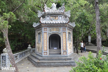 Ngôi cổ tự và câu chuyện nhà sư thường mua cá tươi về nấu cháo chăm mẹ