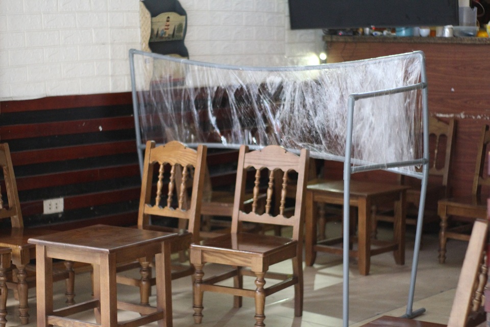 Hàng loạt quán cà phê ở Hà Nội lắp vách ngăn, bán mang về để phòng dịch - 9 Hàng loạt quán cà phê ở Hà Nội lắp vách ngăn, bán mang về để phòng dịch - 9